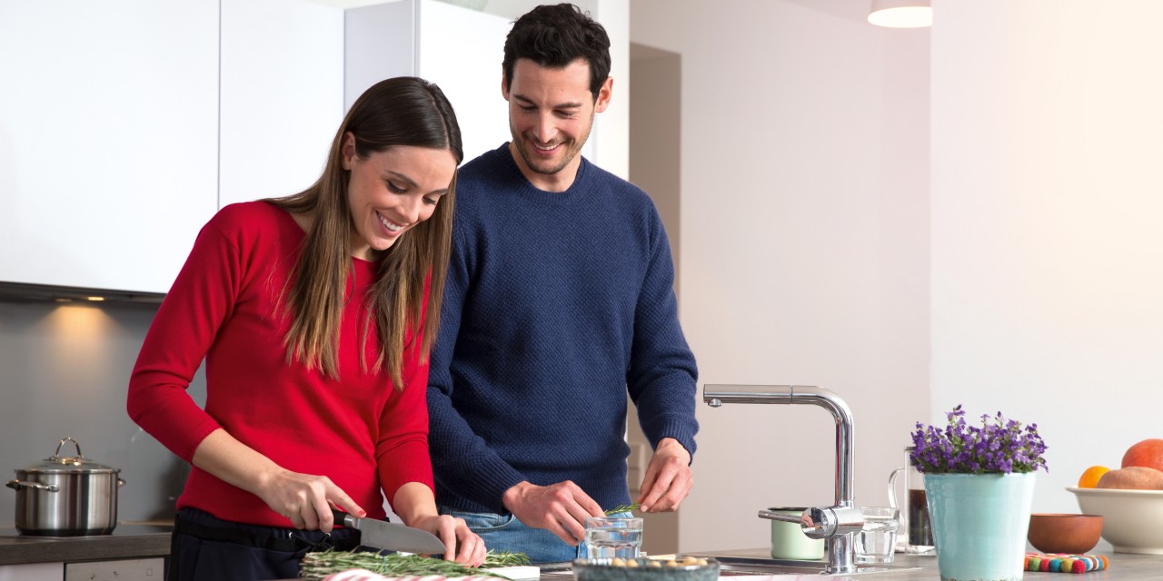 Couple dans la cuisine préparant un repas